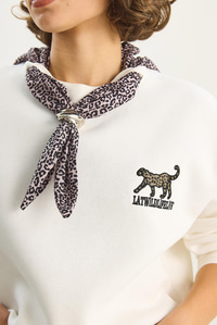 Kadın Fular Detaylı Leopar Nakışlı Üç İplik Şardonlu Oversize Sweatshirt 6917 60283616 - Beyaz SWEATSHİRT modelleri