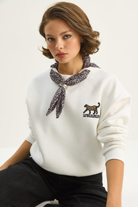 Kadın Fular Detaylı Leopar Nakışlı Üç İplik Şardonlu Oversize Sweatshirt 6917 60283616 - Beyaz SWEATSHİRT modelleri