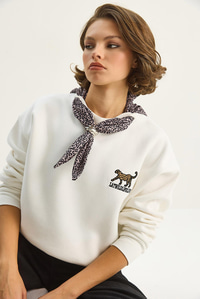 Kadın Fular Detaylı Leopar Nakışlı Üç İplik Şardonlu Oversize Sweatshirt 6917 60283616 - Beyaz SWEATSHİRT modelleri
