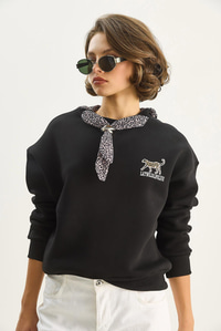 Kadın Fular Detaylı Leopar Nakışlı Üç İplik Şardonlu Oversize Sweatshirt 6917 60283616 - Siyah SWEATSHİRT modelleri