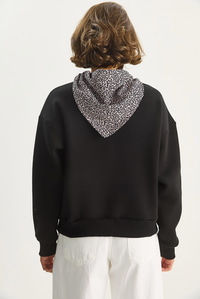 Kadın Fular Detaylı Leopar Nakışlı Üç İplik Şardonlu Oversize Sweatshirt 6917 60283616 - Siyah SWEATSHİRT modelleri