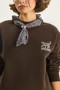Kadın Fular Detaylı Leopar Nakışlı Üç İplik Şardonlu Oversize Sweatshirt 6917 60283616 - Acı Kahve SWEATSHİRT modelleri