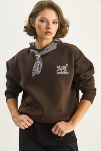Kadın Fular Detaylı Leopar Nakışlı Üç İplik Şardonlu Oversize Sweatshirt 6917 60283616 - Acı Kahve SWEATSHİRT modelleri