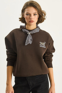 Kadın Fular Detaylı Leopar Nakışlı Üç İplik Şardonlu Oversize Sweatshirt 6917 60283616 - Acı Kahve SWEATSHİRT modelleri