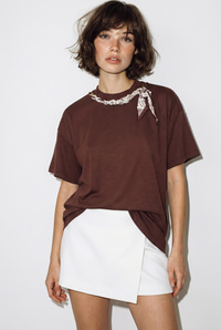 Kadın Fular ve İnci Detaylı Bisiklet Yaka Oversize Basic T-Shirt 360096 60286358 - Acı Kahve T-SHİRT modelleri