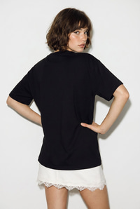 Kadın Fular ve İnci Detaylı Bisiklet Yaka Oversize Basic T-Shirt 360096 60286358 - Siyah T-SHİRT modelleri