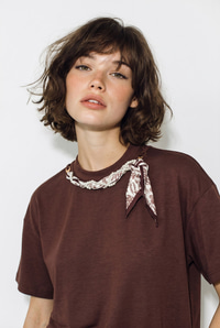 Kadın Fular ve İnci Detaylı Bisiklet Yaka Oversize Basic T-Shirt 360096 60286358 - Acı Kahve T-SHİRT modelleri