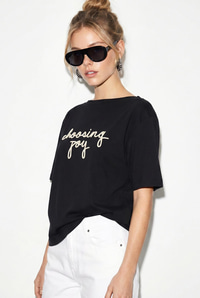 Kadın Nakışlı Yazı İşlemeli Kayık Yaka T-Shirt 60382604 - Siyah T-SHİRT modelleri