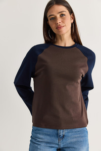 Kadın Pamuklu Regular Reglan Kol Renk Bloklu Uzun Kollu T-Shirt ÖS261006 60286587 - Kahve-Lacivert SWEATSHİRT modelleri