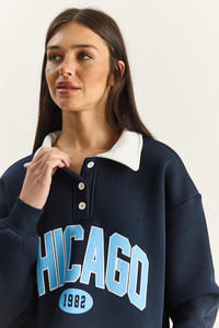 Kadın Polo Yaka Chicago Baskılı Üç İplik Şardonlu Sweatshirt 60601050 - Lacivert SWEATSHİRT modelleri