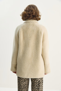 Kadın Şık Düğme Detaylı Cepli Astarlı Oversize Peluş Mont 0306 60283614 - Bej DIŞ GİYİM modelleri