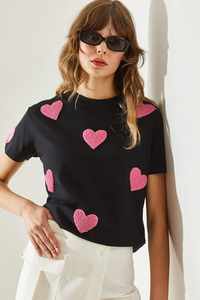 Kadın Süzene Kalp Nakışlı Basic T-Shirt 60251208 - Siyah T-SHİRT modelleri