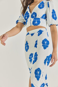 Kadın V Yaka Crop Bluz Yırtmaç Detaylı Etek Desenli Bürümcük Alt-Üst Takım 8037 60284045 - Beyaz-Mavi