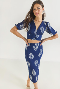 Kadın V Yaka Crop Bluz Yırtmaç Detaylı Etek Desenli Bürümcük Alt-Üst Takım 8037 60284045 - Lacivert-Beyaz