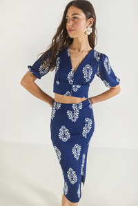 Kadın V Yaka Crop Bluz Yırtmaç Detaylı Etek Desenli Bürümcük Alt-Üst Takım 8037 60284045 - Lacivert-Beyaz