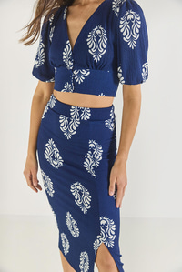 Kadın V Yaka Crop Bluz Yırtmaç Detaylı Etek Desenli Bürümcük Alt-Üst Takım 8037 60284045 - Lacivert-Beyaz