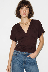 Kadın Vücuda Oturan Büzgülü Drape Detaylı V Yaka Yarasa Kol Bluz ÖB261047 60286353 - Acı Kahve BLUZ modelleri