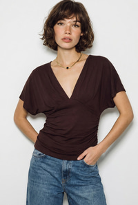 Kadın Vücuda Oturan Büzgülü Drape Detaylı V Yaka Yarasa Kol Bluz ÖB261047 60286353 - Acı Kahve BLUZ modelleri