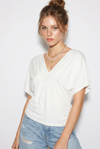 Kadın Vücuda Oturan Büzgülü Drape Detaylı V Yaka Yarasa Kol Bluz ÖB261047 60286353 - Beyaz BLUZ modelleri