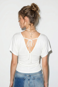 Kadın Vücuda Oturan Büzgülü Drape Detaylı V Yaka Yarasa Kol Bluz ÖB261047 60286353 - Beyaz BLUZ modelleri