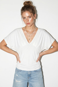 Kadın Vücuda Oturan Büzgülü Drape Detaylı V Yaka Yarasa Kol Bluz ÖB261047 60286353 - Beyaz BLUZ modelleri