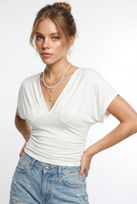 Kadın Vücuda Oturan Büzgülü Drape Detaylı V Yaka Yarasa Kol Bluz ÖB261047 60286353 - Beyaz BLUZ modelleri