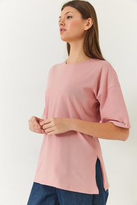 Kadın Yandan Yırtmaçlı Kol Katlama Detaylı Bisiklet Yaka Kısa Kollu Basic T-Shirt 60251203 - Pudra T-SHİRT modelleri