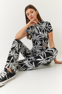 Kadın Yarım Balıkçı Yaka Kısa Kollu Crop Beli Lastikli Pantolonlu Alt-Üst Takım 60261374 - Siyah-Beyaz