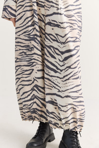 Kadın Zebra Desenli Astarlı Fermuarlı Oversize Ceket Şalvar Kesim Pantolon Takım 4231 60286762 - Ekru-Siyah ALT - ÜST TAKIM modelleri