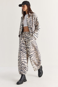 Kadın Zebra Desenli Astarlı Fermuarlı Oversize Ceket Şalvar Kesim Pantolon Takım 4231 60286762 - Ekru-Siyah ALT - ÜST TAKIM modelleri