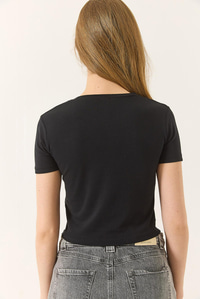 Kelebek Aksesuarlı Bisiklet Yaka Basic Penye Crop T-Shirt  60284041 - Siyah