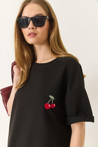 Kiraz Nakış İşlemeli Bisiklet Yaka Kısa Kollu Oversize T-Shirt 4011 60283152 - Siyah