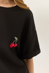 Kiraz Nakış İşlemeli Bisiklet Yaka Kısa Kollu Oversize T-Shirt 4011 60283152 - Siyah