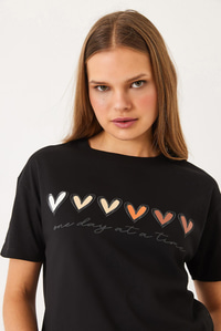 Kısa Kollu Renkli Kalp Baskılı Basic T-Shirt 60602017 - Siyah