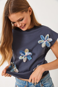 Kısa Kollu Renkli Tül Çiçek Aksesuarlı T-Shirt 60602015 - Füme