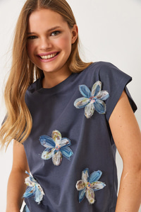 Kısa Kollu Renkli Tül Çiçek Aksesuarlı T-Shirt 60602015 - Füme