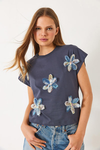 Kısa Kollu Renkli Tül Çiçek Aksesuarlı T-Shirt 60602015 - Füme