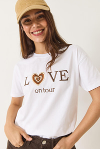 Love Nakışlı Kalp Detaylı Bisiklet Yaka Kısa Kollu T-Shirt 60602025 - Beyaz