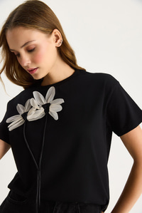 Papatya Aksesuarlı Kısa Kollu Pamuklu T-Shirt 60602039 - Siyah