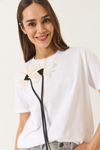 Papatya Aksesuarlı Kısa Kollu Pamuklu T-Shirt 60602039 - Beyaz
