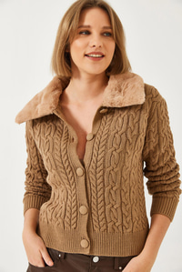 Saç Örgülü Yakası Kürklü Triko Hırka - Camel HIRKA modelleri