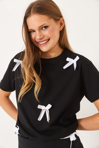 Saten Kurdela Aksesuarlı Taş Detaylı T-Shirt 60602011 - Siyah