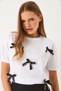 Saten Kurdela Aksesuarlı Taş Detaylı T-Shirt 60602011 - Beyaz