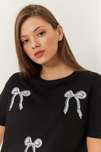 Taş ve Fiyonk Detaylı Tshirt 60602005 - Siyah
