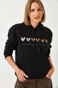 Üç İplik Şardonlu Renkli Kalp Baskılı Kapşonlu Sweatshirt MBHS025 60601025 - Siyah
