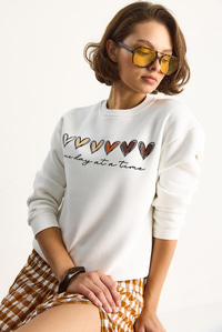 Üç İplik Şardonlu Renkli Kalp Baskılı Sweatshirt MBHS007 60601007 - Ekru SWEATSHİRT modelleri