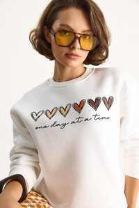 Üç İplik Şardonlu Renkli Kalp Baskılı Sweatshirt MBHS007 60601007 - Ekru SWEATSHİRT modelleri