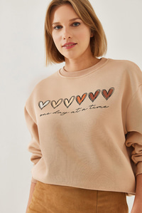 Üç İplik Şardonlu Renkli Kalp Baskılı Sweatshirt MBHS007 60601007 - Bisküvi