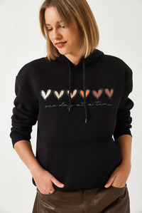 Üç İplik Şardonlu Renkli Kalp Baskılı Kapşonlu Sweatshirt MBHS025 60601025 - Siyah