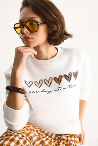 Üç İplik Şardonlu Renkli Kalp Baskılı Sweatshirt MBHS007 60601007 - Ekru SWEATSHİRT modelleri